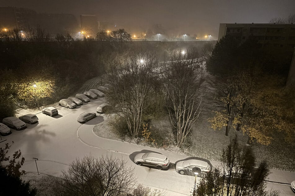 So mancher Autofahrer musste seinen Wagen am Donnerstagmorgen erstmal vom Schnee befreien.