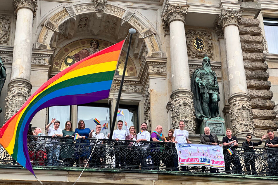 Am Freitag wurde mit dem Hissen der Regenbogenflagge die Hamburger "Pride Week" im Rathaus eröffnet.