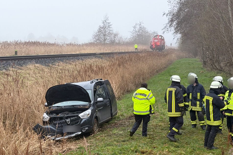 An einem Bahnübergang wurde ein Auto von einer Güterlok erfasst.