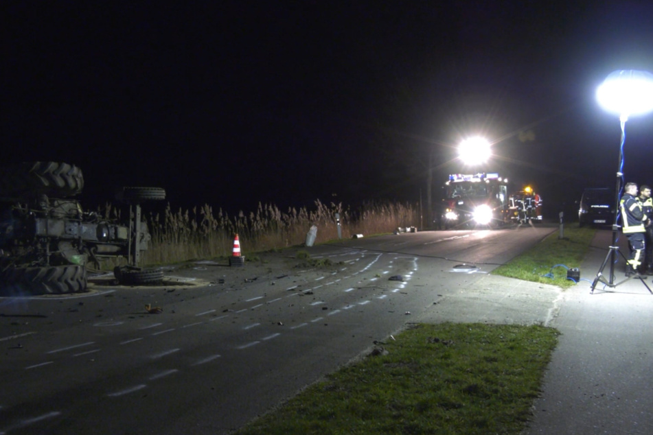 Ein 60-jähriger Mann ist am Montagabend bei einem Unfall in Wittmund ums Leben gekommen. Sein Traktor war nach einer Kollision mit einem Auto umgekippt.
