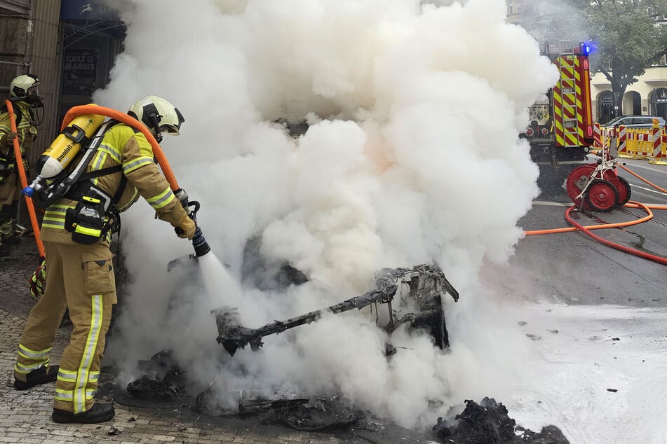 Einsatzkräfte der Dresdner Feuerwehr löschten den brennenden Wagen.
