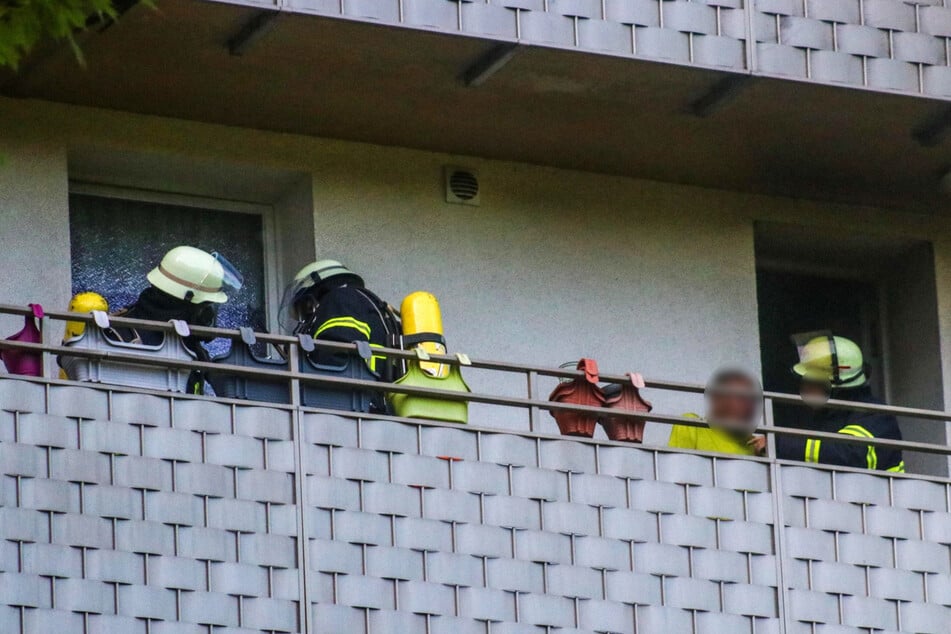 Die Feuerwehrleute retteten einen Mann aus der brennenden Wohnung.
