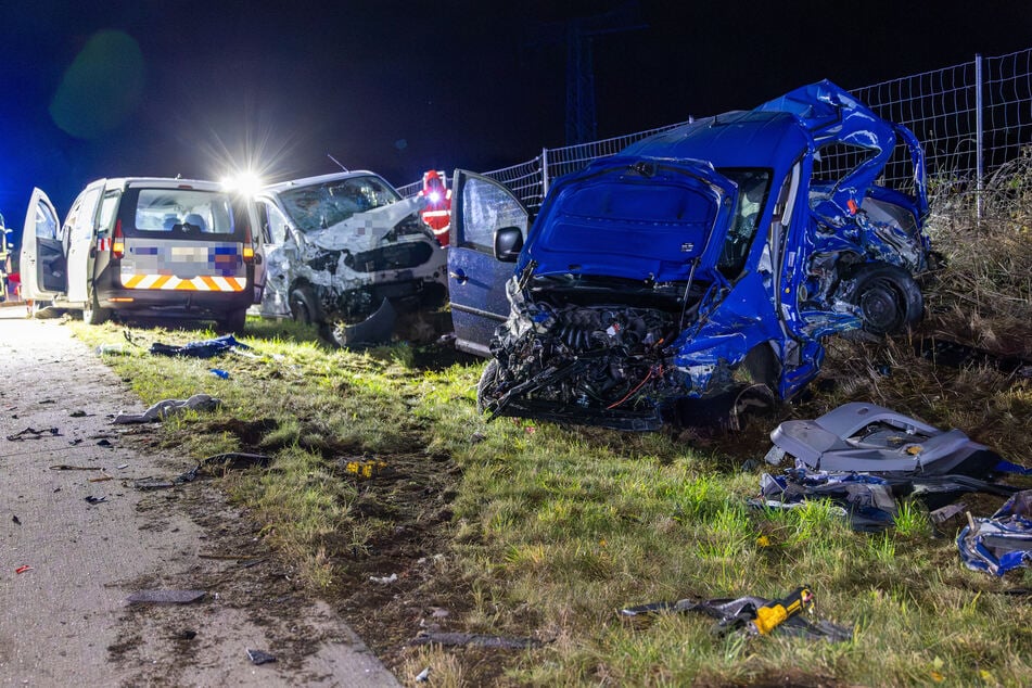 Unfall A72: Trümmerfeld auf A72: VW-Fahrer stirbt nach schwerem Unfall