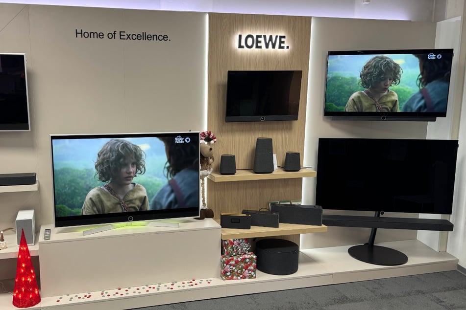 Als Servicetechniker vor Ort Geräte der Unterhaltungselektronik einrichten und betreuen.