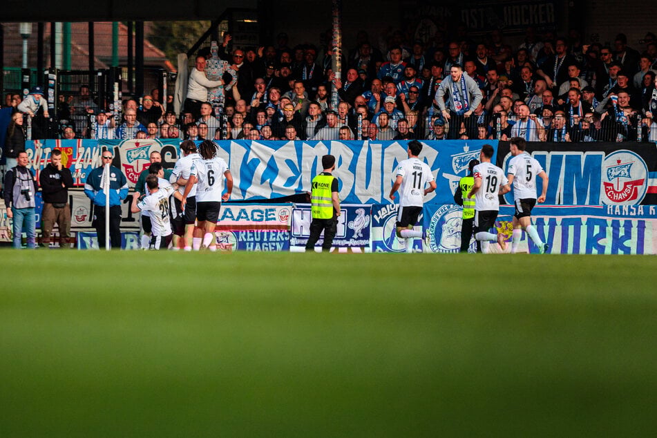 Der SC Verl ging kurz vor der Pause in Führung und feierte vor dem Rostocker Gästeblock.