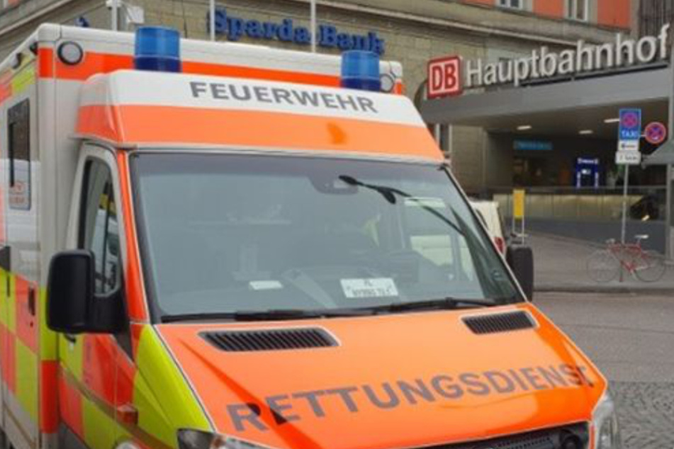 Einer der Beteiligten musste nach dem Streit von Sanitätern versorgt werden. (Symbolbild)