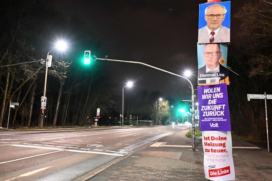 Neben "echten" Wahlplakaten blickt auch der 1994 verstorbene Erich Honecker auf den Schleußiger Weg in Leipzig.