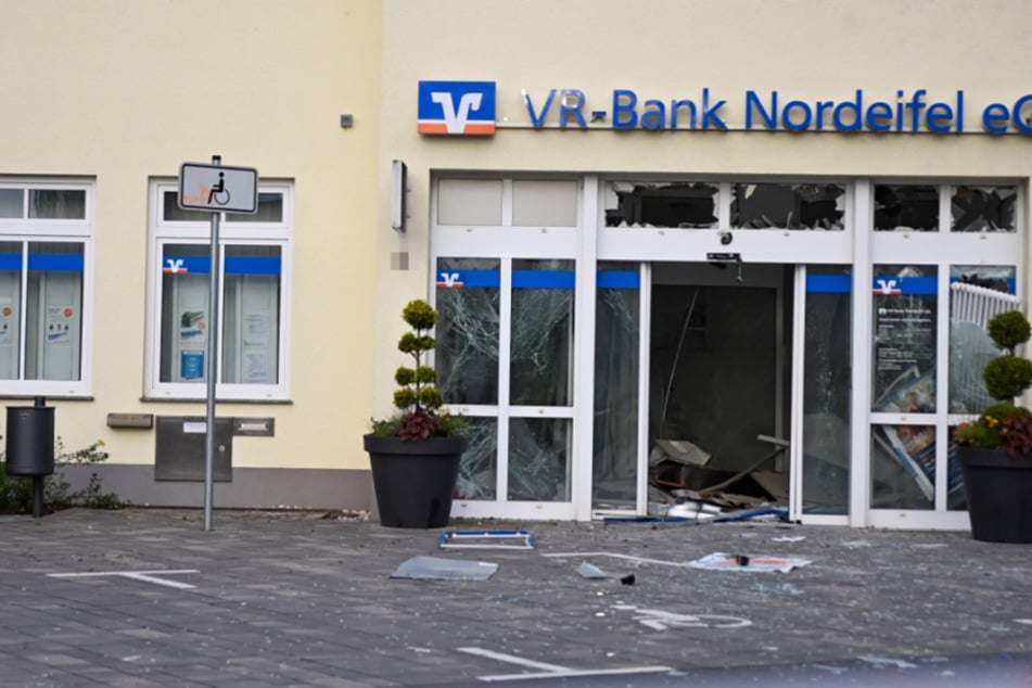 Die Filiale der VR Bank glich nach der Tat einem Schlachtfeld.