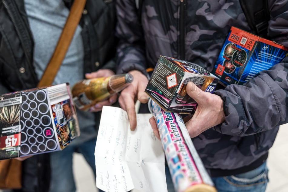 Auch in Sachsen werden jedes Jahr Millionenbeträge für Feuerwerk ausgegeben. Am Montag startet der Verkauf.
