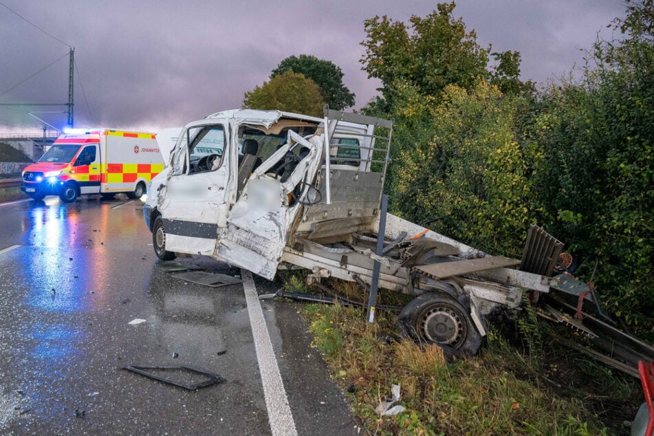 Der Transporter schleuderte nach dem Aufprall in den Seitenstreifen.