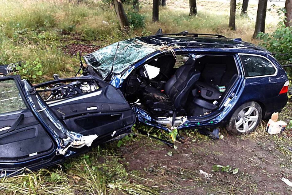 Am Samstag kam es auf der A4 bei Wüstenbrand zu einem heftigen Unfall. Ein BMW-Fahrer schlitterte von der Autobahn. Das Auto ist völlig Schrott, der Fahrer im Krankenhaus.