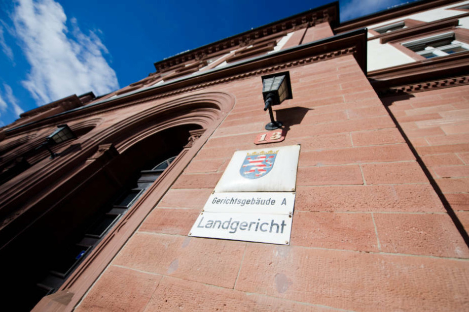 Das Landgericht Darmstadt verurteilte den Angeklagten wegen heimtückischen Mordes zu lebenslanger Haft.