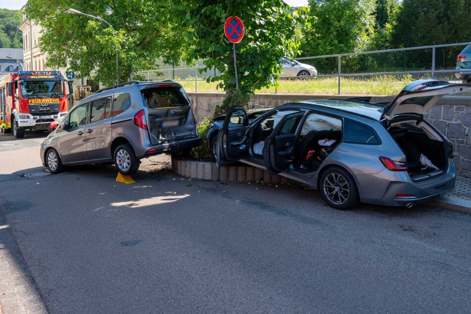 Ein BMW krachte auf einen am Straßenrand abgestellten Mercedes.