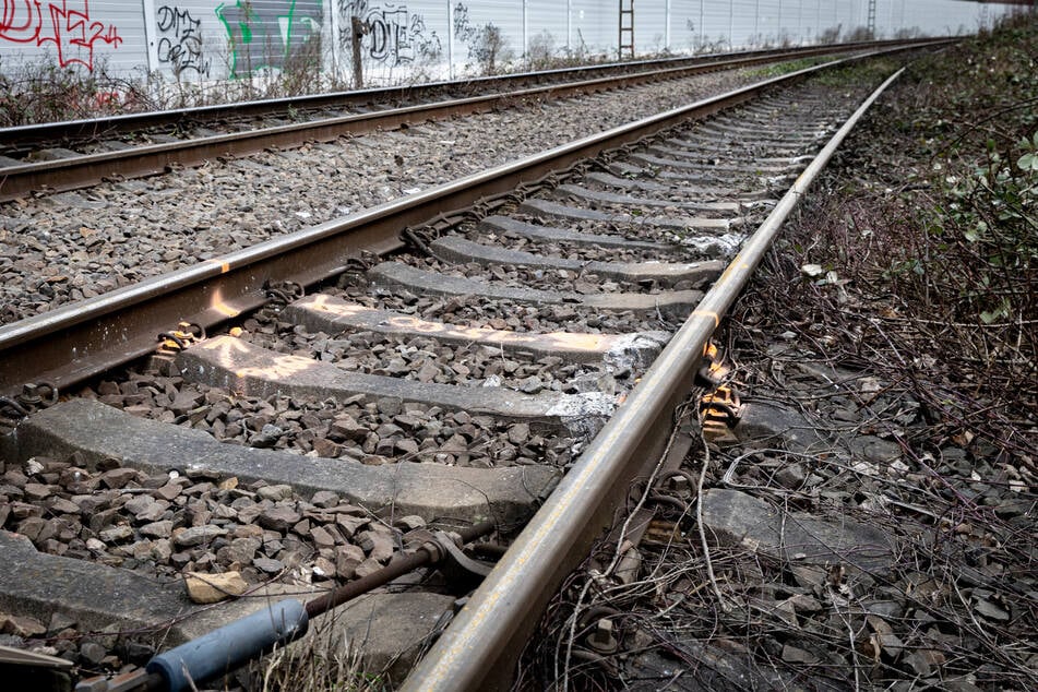 Lok von Gefahrstoff-Zug entgleist: Sabotage vermutet