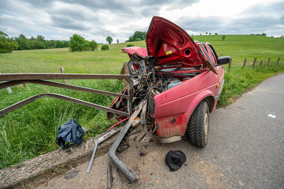 Der Wagen wurde bei dem heftigen Unfall in Kierspe völlig demoliert.