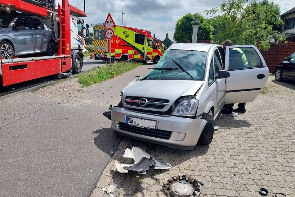 Der Auto-Fahrer wurde durch den Unfall schwer verletzt und mit einem Hubschrauber in ein Krankenhaus gebracht.