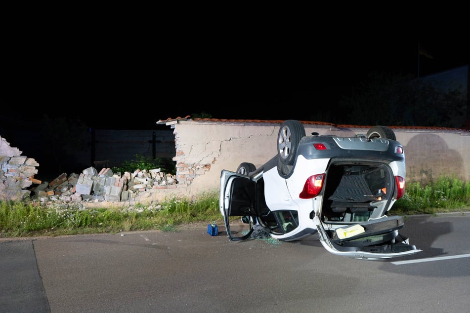 Der Wagen des 71-Jährigen krachte gegen eine Mauer und blieb auf dem Dach liegen.