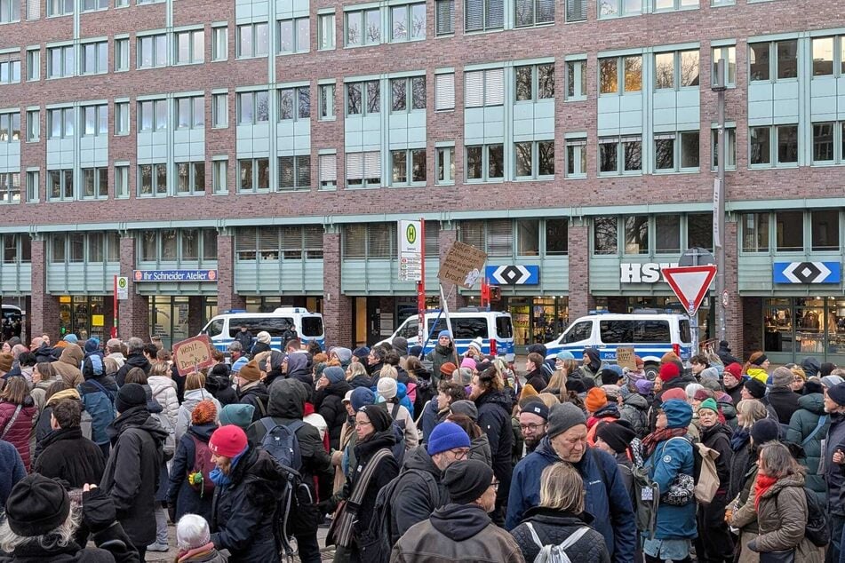 Die Polizei schützt die CDU- und AfD-Fraktionsbüros mit Absperrgittern.