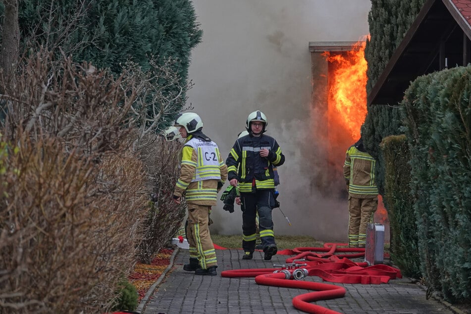 Ein Übergreifen des Garagenbrandes auf angrenzende Gebäude konnte unterbunden werden.