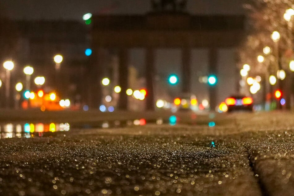 Das Glatteis sorgte am Montagmorgen in Berlin für ein erhebliches Verkehrschaos.