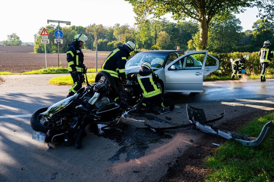 Am Freitagnachmittag kollidierten ein Motorrad und ein Auto in Schleswig-Holstein.