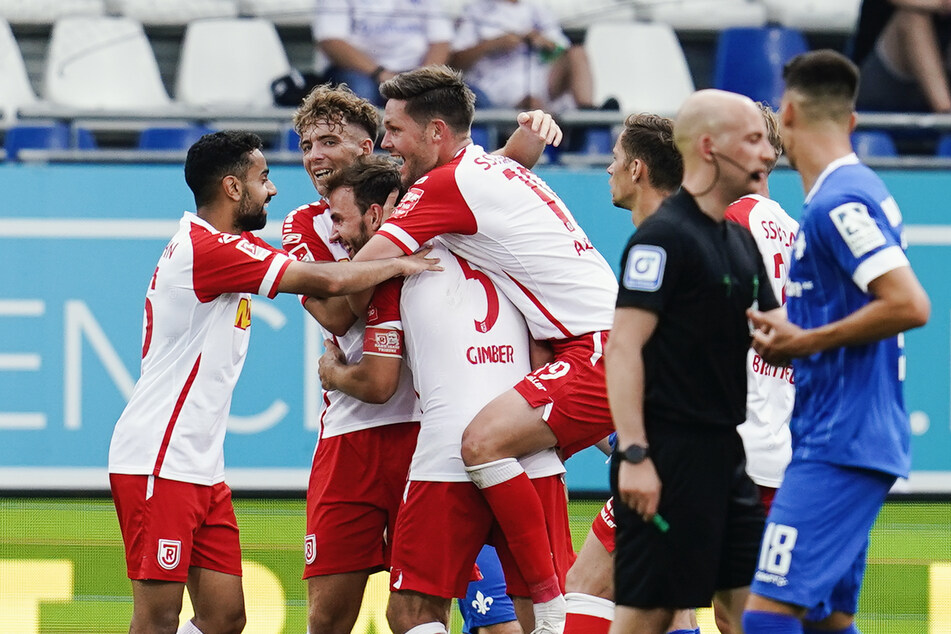 Jubel bei den Spielern des SSV Jahn Regensburg! Zum Auftakt der neuen Saison der 2. Bundesliga gab es einen Sieg gegen den SV Darmstadt 98.