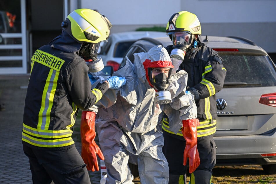 Dabei trugen die Feuerwehrleute auch Schutzanzüge und -Masken.