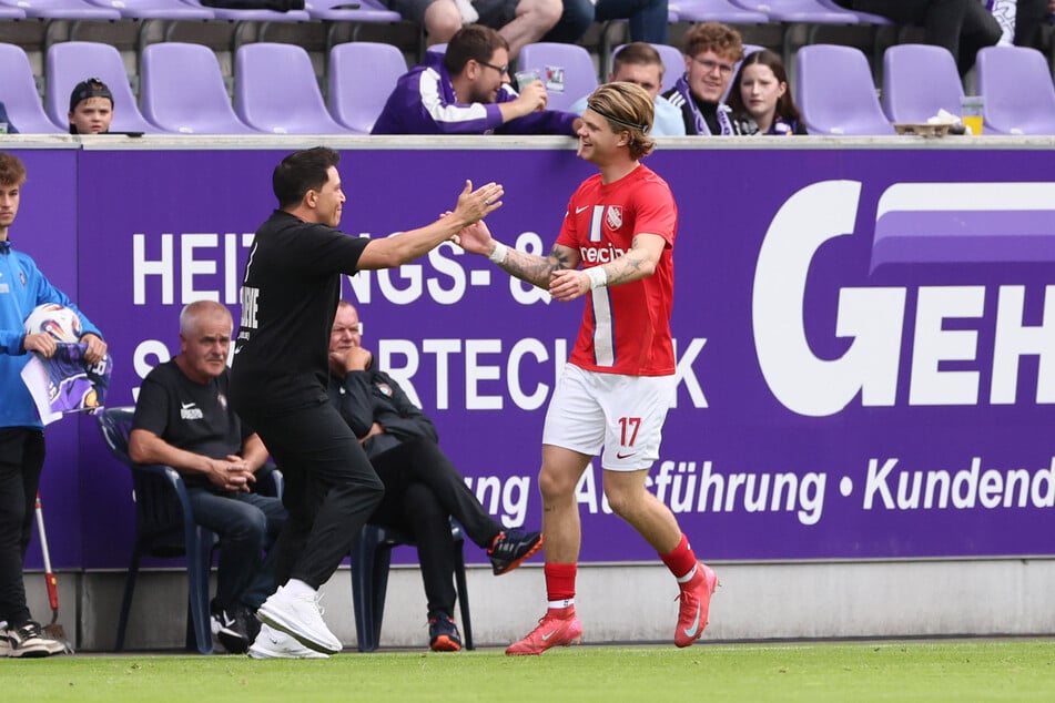 Kein guter Start für Aue: TSV-Spieler John Posselt (r.) traf bereits nach sechs Minuten zum 0:1.
