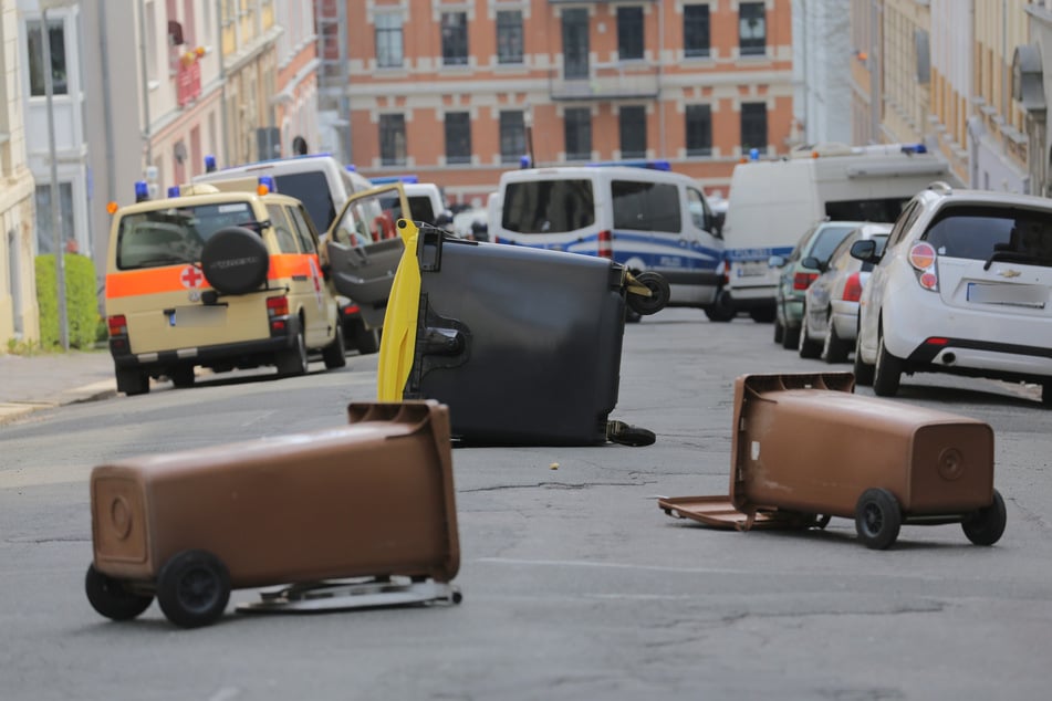Im Suff: Mann stellt Mülltonnen auf Straße, jetzt hat er Ärger mit der Polizei