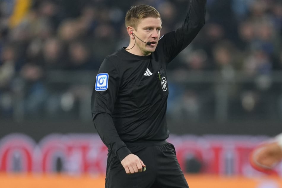 Referee Robert Schröder (40) pfeift das Duell zwischen dem HSV und Hoffenheim.