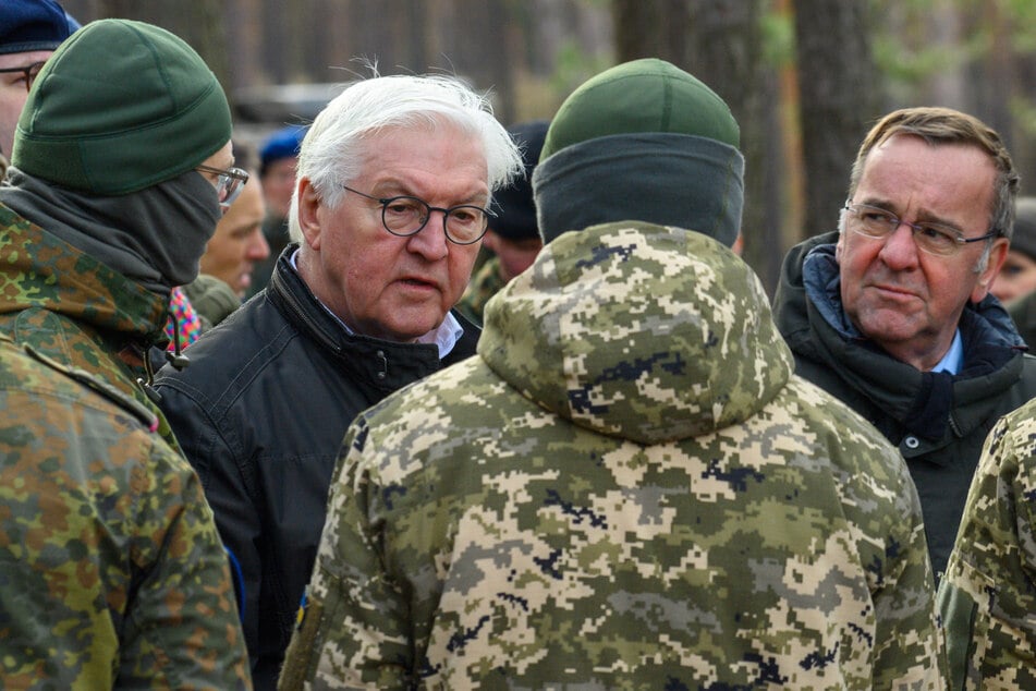 Auf dem Truppenübungsplatz in Klietz suchten der Bundespräsident und der Bundesverteidigungsminister das Gespräch mit deutschen und ukrainischen Soldaten.