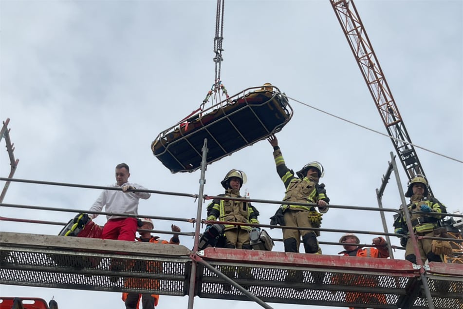 Ein Baukran transportierte den verletzten Mann von dem Gerüst.