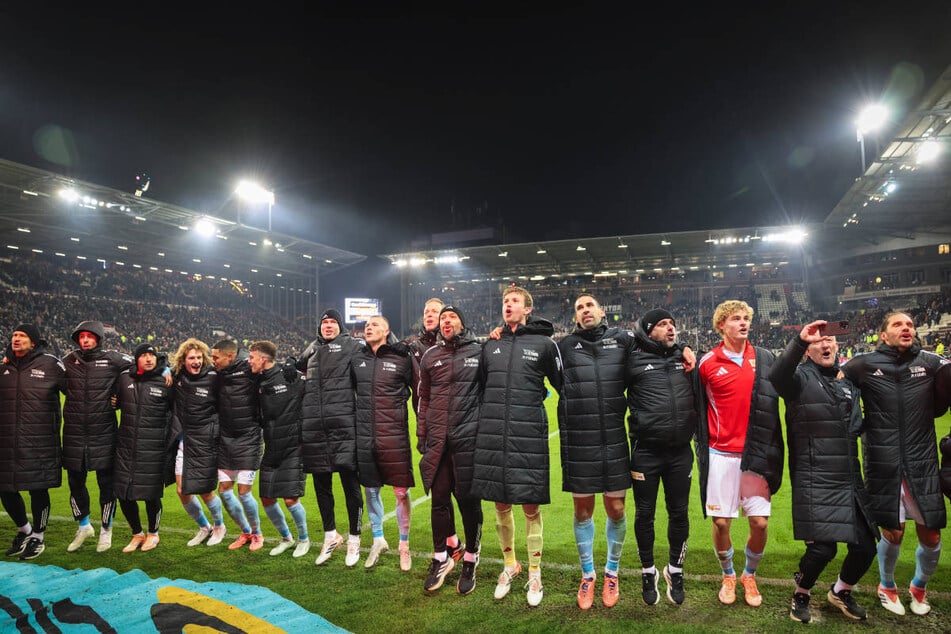 Am Ende konnte sich die Mannschaft über einen hart erkämpften Sieg am Millerntor freuen.