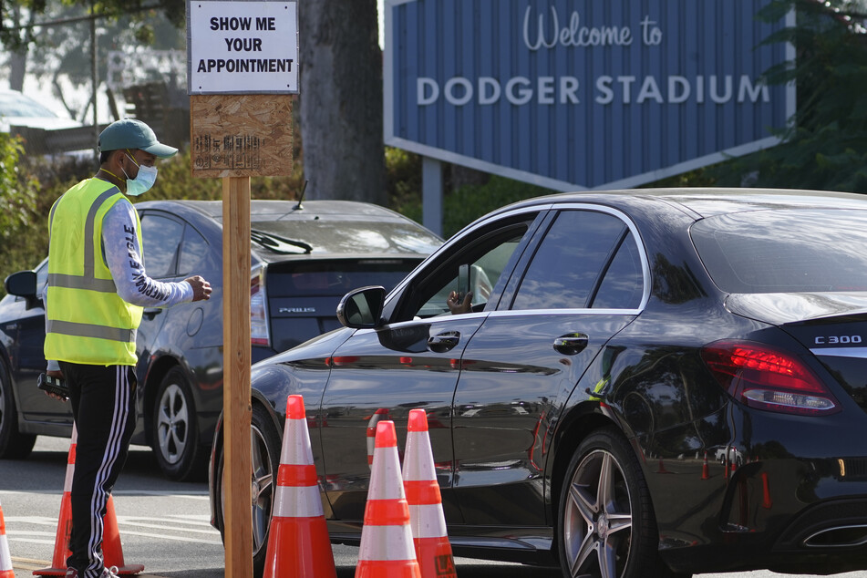 Fahrer mit einem Termin warten in der Schlange für einen kostenlosen Corona-Test im Dodger Stadium.