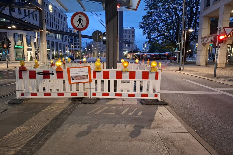 Am Postplatz gegenüber vom DVB-Kundenzentrum musste ein Gefahrenbereich abgesperrt werden.