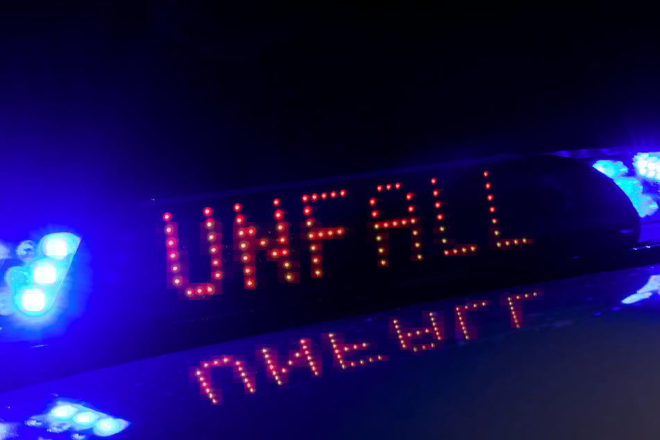 Bei einem Unfall in Oberbayern wurde eine Frau in ihrem Auto eingeklemmt. (Symbolbild)