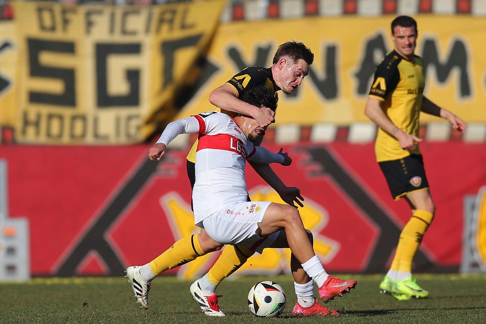 Aljaz Casar (24) beim verlorenen Zweikampf mit Stuttgarts Laurin Ulrich (20) vorm 0:1. Bekommt er am Sonntag noch eine Chance?