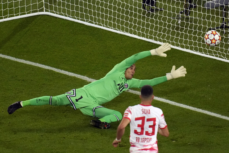 DRIN! André Silva (r.) verwertete eine traumhafte Vorlage von Angelino zum 1:1-Ausgleich. Keylor Navas streckte sich vergeblich.