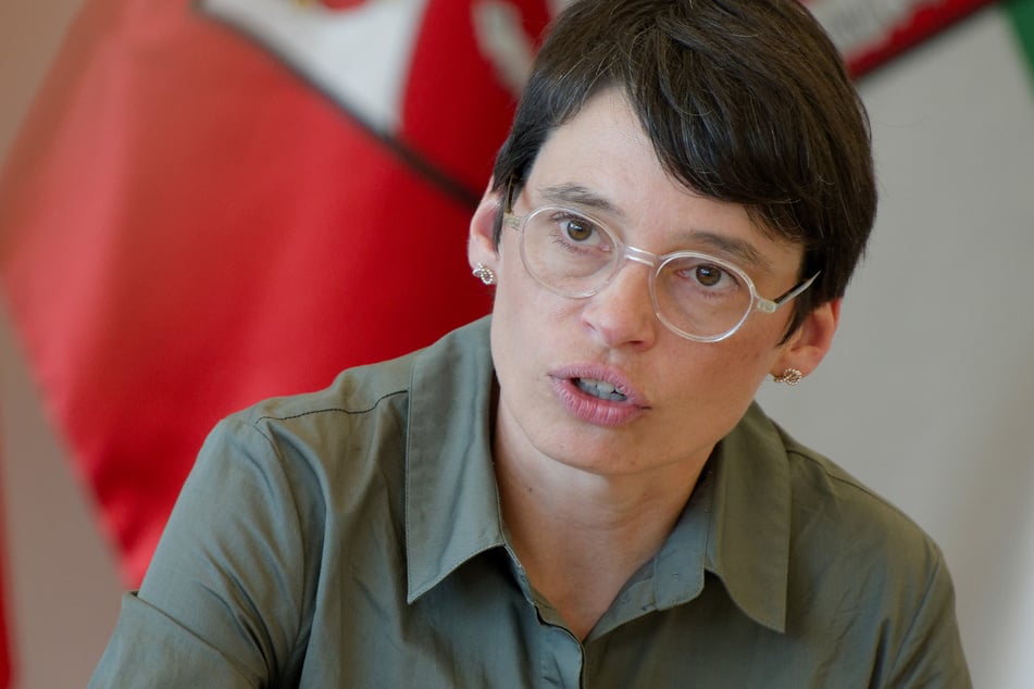Im Zentrum der SPD-Kritik steht NRW-Fluchtministerin Josefine Paul (43, Grüne).