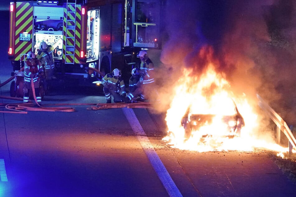 Unfall A17: Feuerwehreinsatz auf A17! BMW geht in Flammen auf und brennt komplett ab