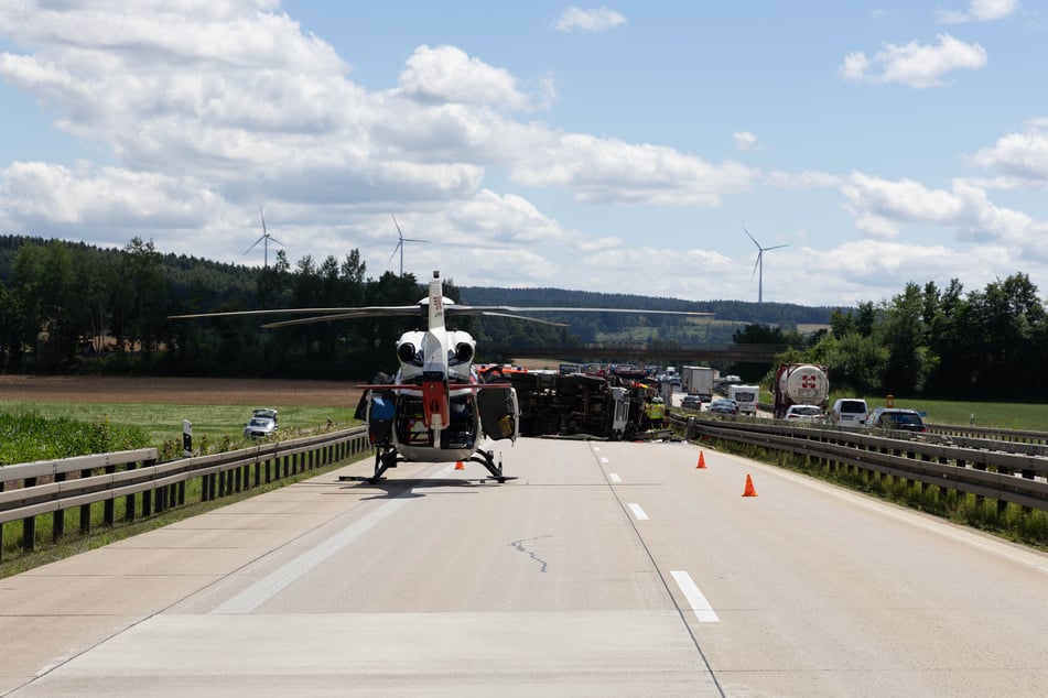 Auch ein Rettungshubschrauber landete an der Unfallstelle auf der A93.