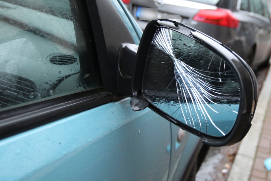 Fünf parkende Autos beschädigt: Über 6000 Euro Schaden