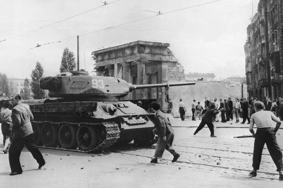 Bei dem Volksaufstand gingen die Demonstranten unter anderem auf die Straße und warfen mit Steinen nach Panzern. (Archivbild)