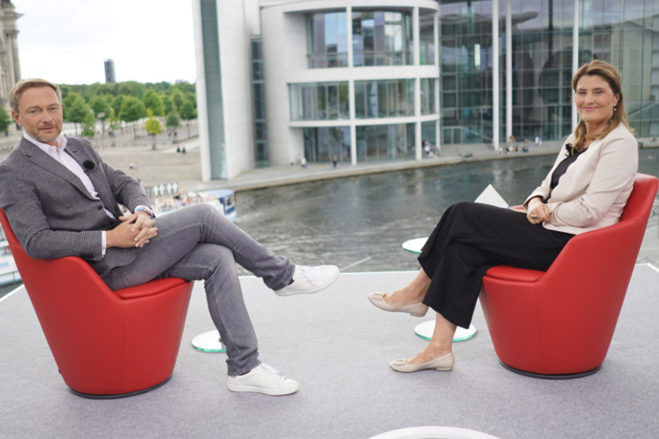 Christian Lindner (FDP), Parteivorsitzender, und Moderatorin Tina von Hassel blicken vor Beginn des ARD-Sommerinterviews in die Kamera.
