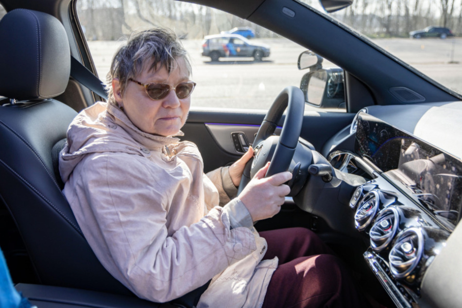 Adelheid Rother (70) fuhr zum ersten Mal in ihrem Leben Auto und jubelte: "Ich spüre Freiheit!"