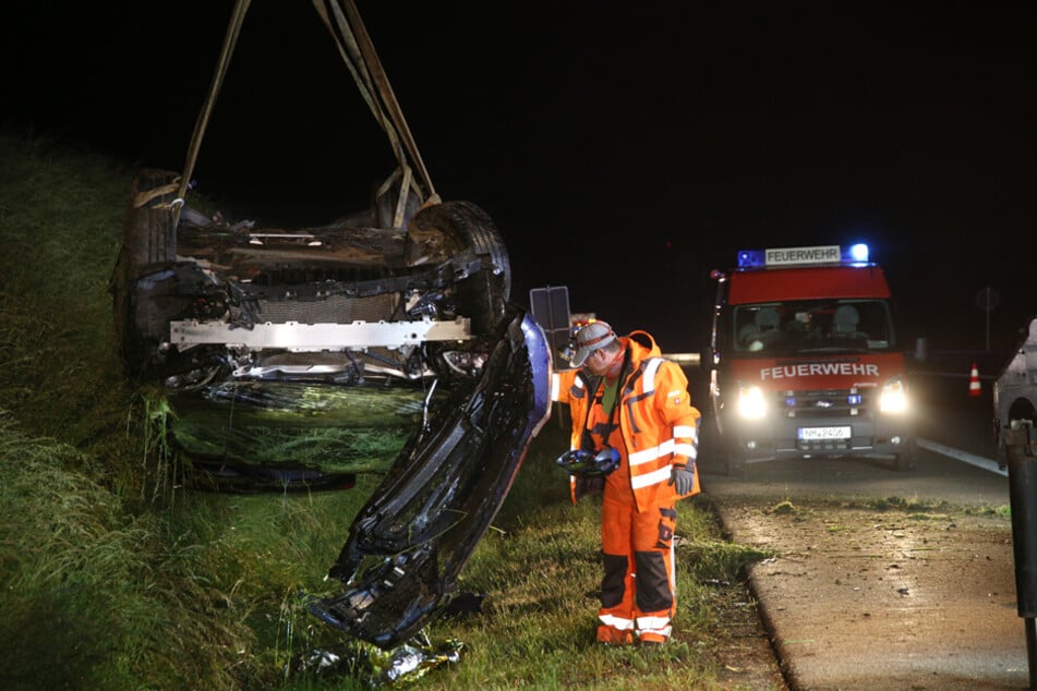 Der Mercedes überschlug sich und blieb im Grünstreifen liegen.