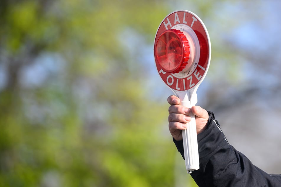Dresden: Mit 25 km/h auf der Autobahn: Polizei stoppt 95-Jährigen