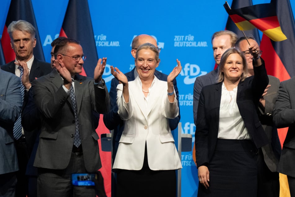 Alice Weidel und Tino Chrupalla (51) zusammen mit Mitgliedern des neu gewählten AfD-Bundesvorstands nach dem Bundesparteitag in Erfurt.