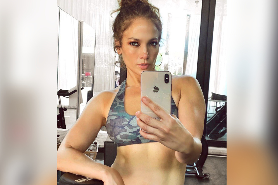 Jennifer Lopez zeigt ihr Sixpack in Gym-Selfie, doch ein Detail schockiert