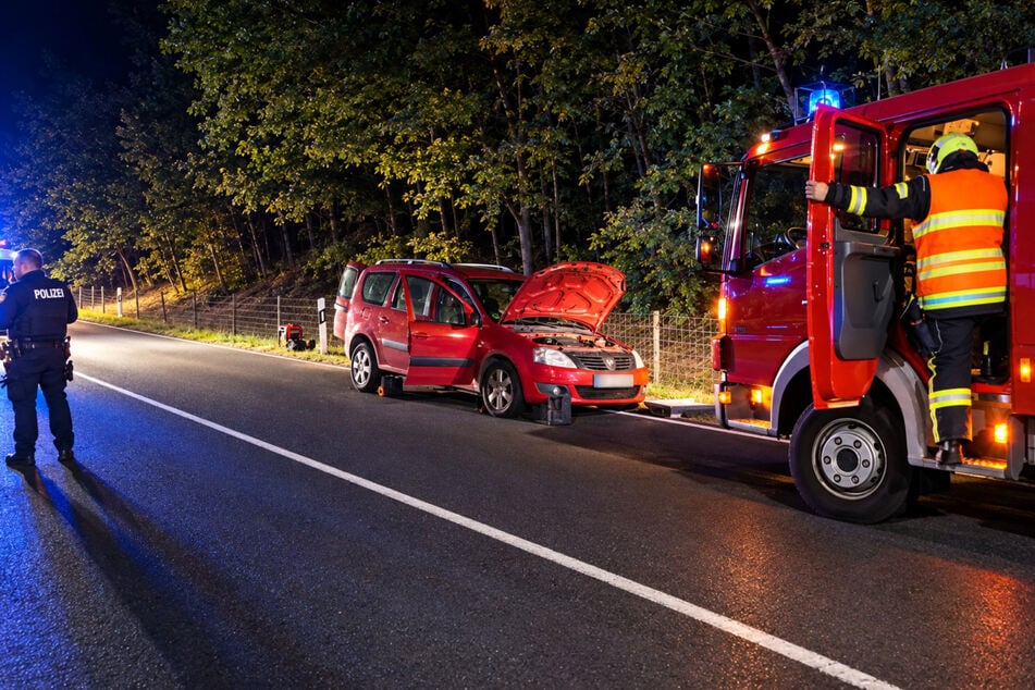 Tödlicher Unfall auf der B156 bei Lieskau: Einsatzkräfte vor Ort, im Hintergrund der beteiligte Dacia.